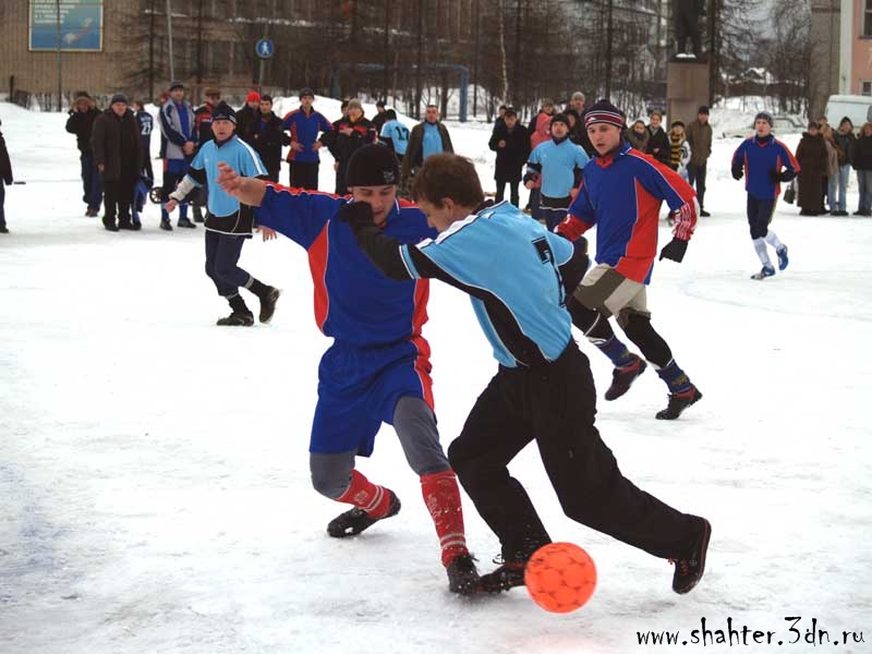 Соревнования по мини-футболу на снегу. Мини футбол на улице зимой. Студенты футбол на снегу. Снежный игры футбол.